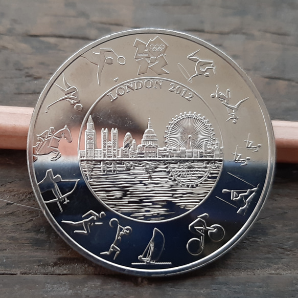ロンドンオリンピックデザイン  エリザベス女王 英国 イギリス 2012年  ブリティッシュ コイン 5ポンド 3枚目の画像