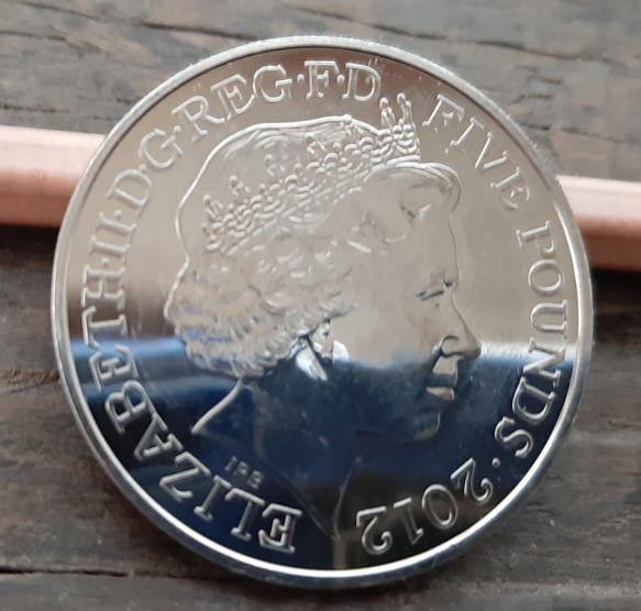 ロンドンオリンピックデザイン  エリザベス女王 英国 イギリス 2012年  ブリティッシュ コイン 5ポンド 2枚目の画像