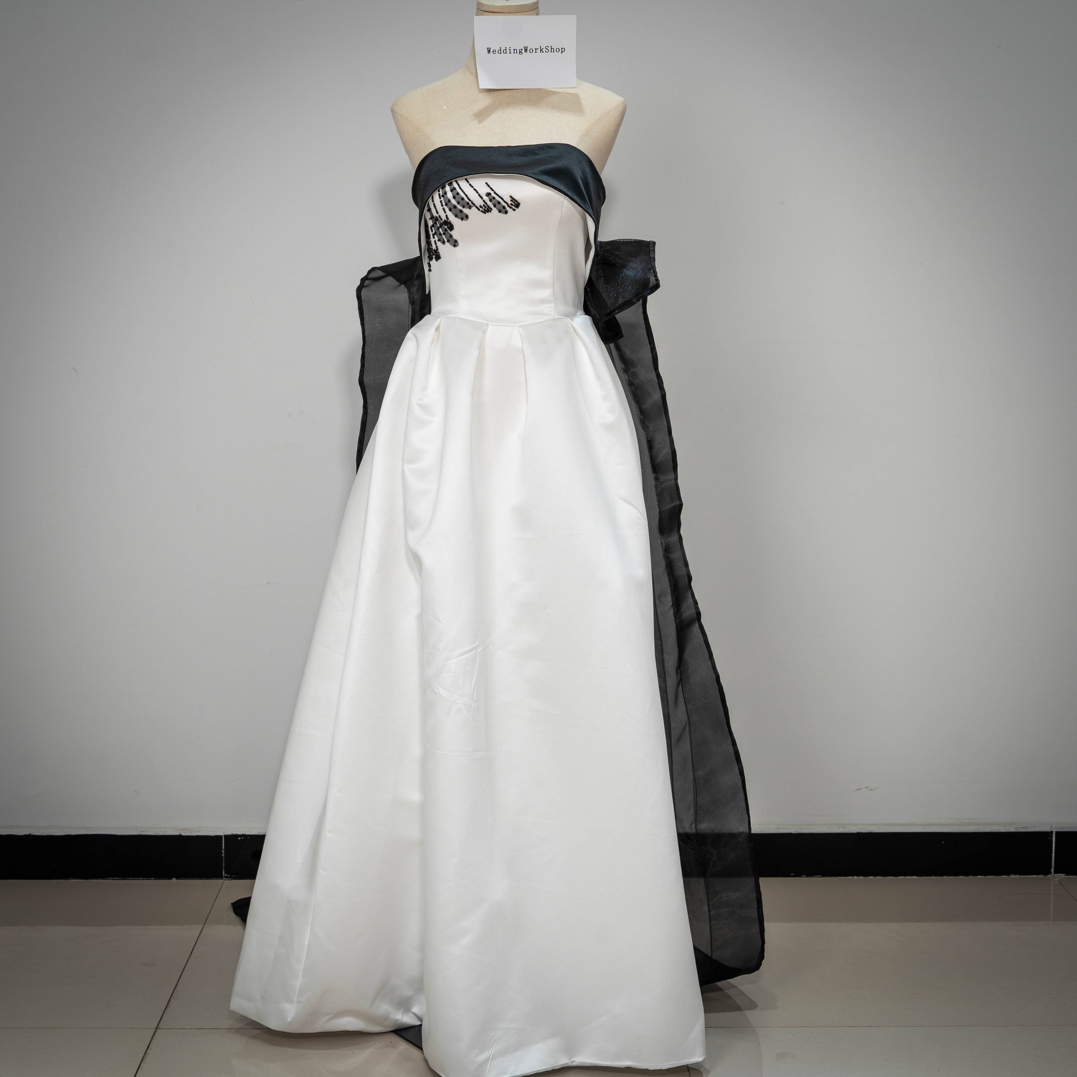 【新品】2色  ベアトップ ウエディングドレス 細見えシルエットリボンロングトレーン結婚式/コンサート/発表会な/音楽会