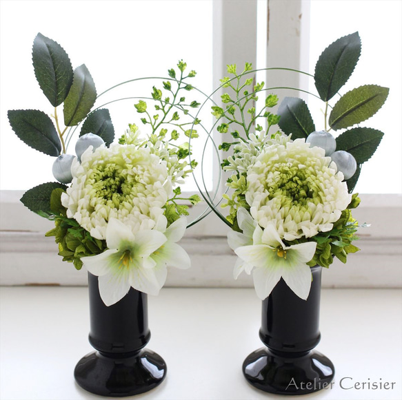 淡い緑色の彫刻模様の花瓶 淡い緑色の彫刻模様の花瓶