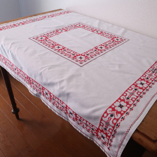 ドイツの手仕事/お花の白抜き手刺繍と幾何学模様の手刺繍 生地