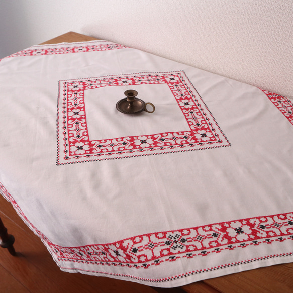 ドイツの手仕事/お花の白抜き手刺繍と幾何学模様の手刺繍 生地