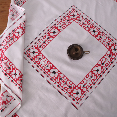 ドイツの手仕事/お花の白抜き手刺繍と幾何学模様の手刺繍 生地