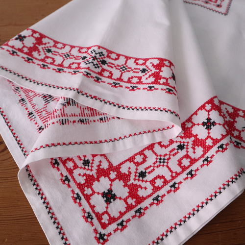 ドイツの手仕事/お花の白抜き手刺繍と幾何学模様の手刺繍 生地