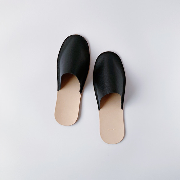 足に馴染むレザースリッパ「Slippers (black)」 1枚目の画像