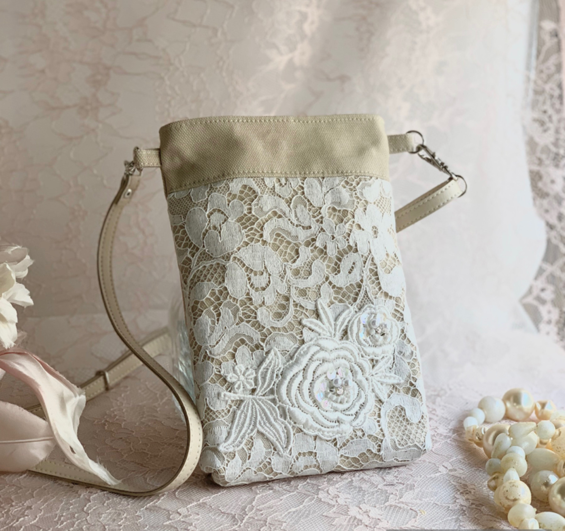 送料無料中❣️フランスリバーレース❤️ スワロビジュ付き❤️スマホお財布ショルダー❤️入学式　卒業式　結婚式