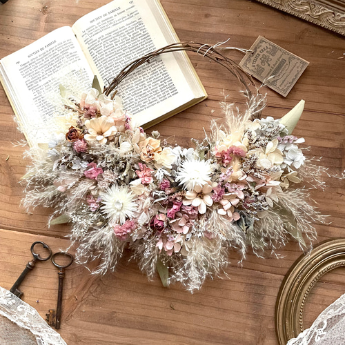 送料無料】ふわふわパンパスのハーフムーンリース（ほんのりピンク