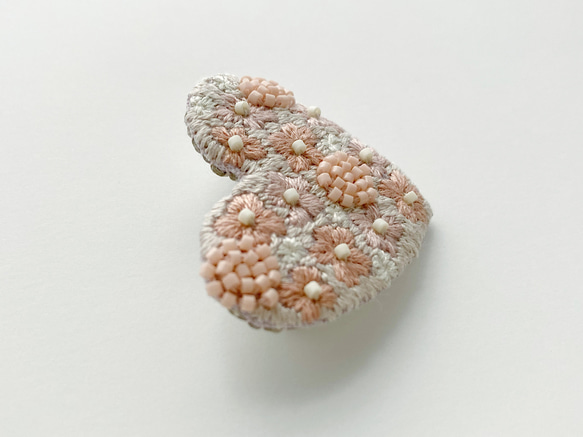 （受注制作）刺繍ブローチ「桜色フラワーハート」 2枚目の画像