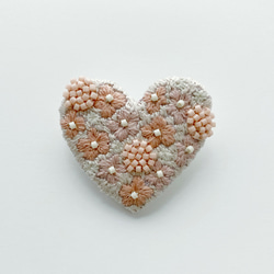 （受注制作）刺繍ブローチ「桜色フラワーハート」 1枚目の画像