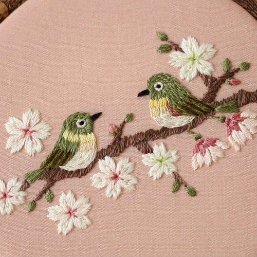 刺繍ファブリックパネル 桜の花とメジロ 約12㎝の刺しゅう枠