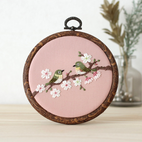 刺繍ファブリックパネル 桜の花とメジロ 約12㎝の刺しゅう枠