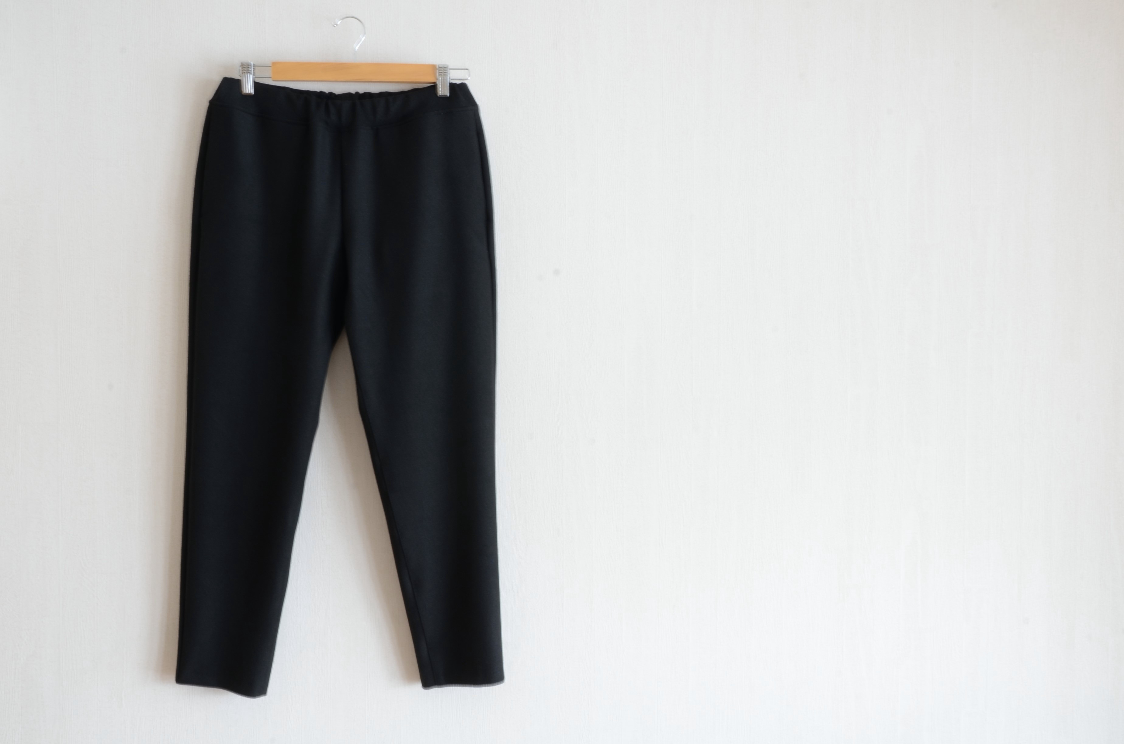 滑らかツイル生地のパンツ　ブラック