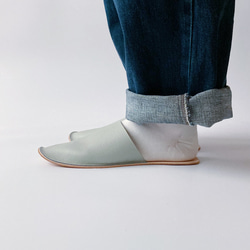 【即日発送／残り１点】足に馴染むレザースリッパ「Slippers (light grey)」 9枚目の画像