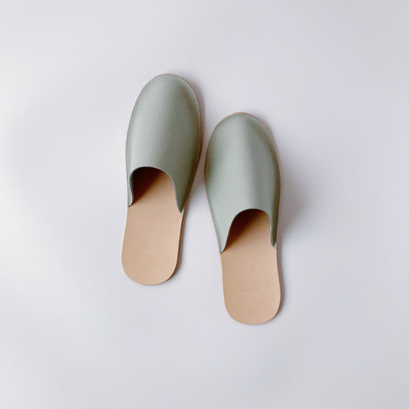 【即日発送／残り１点】足に馴染むレザースリッパ「Slippers (light grey)」 1枚目の画像