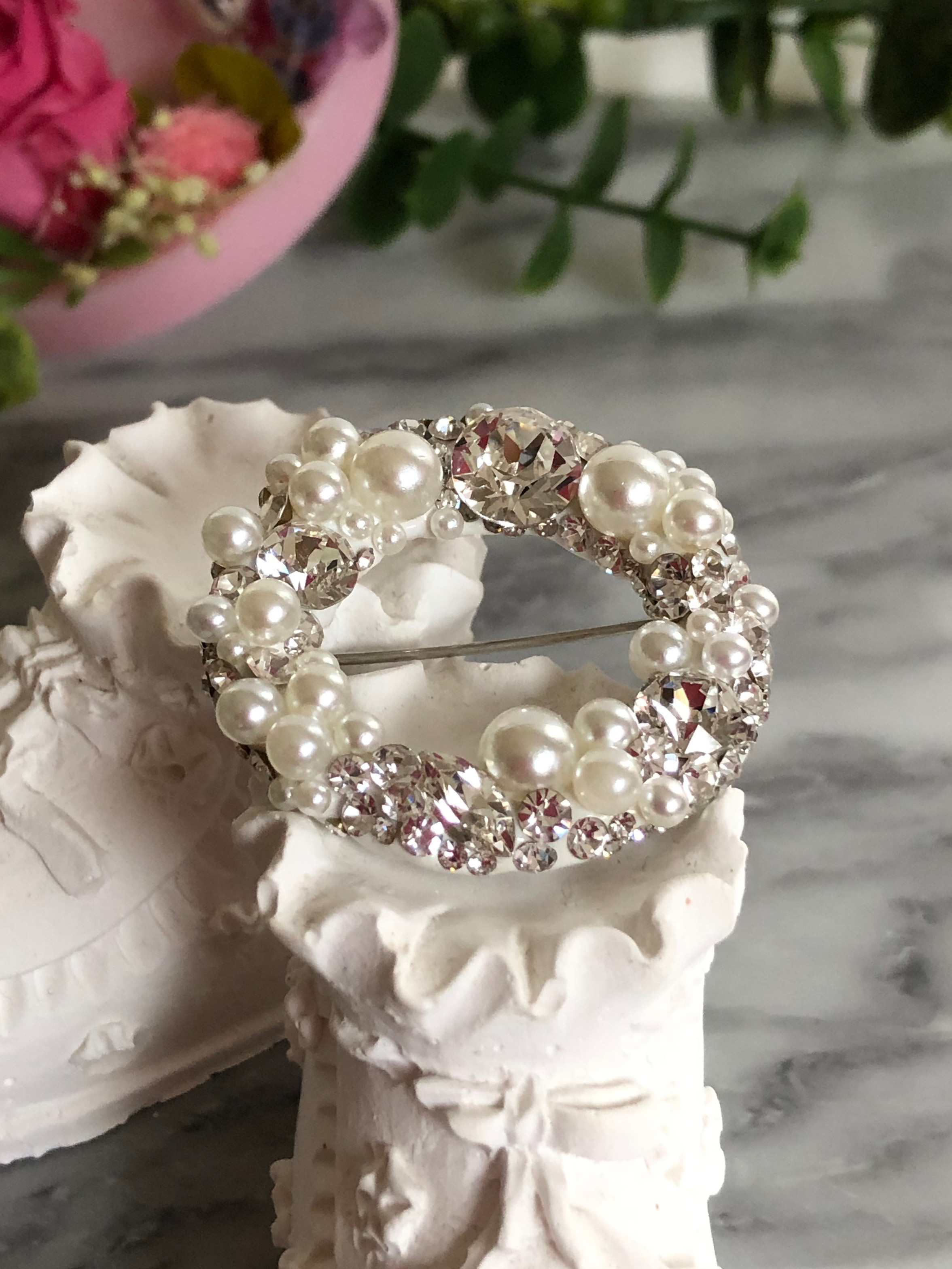 【変わった色のパールブローチ・無料匿名配送】シルバーパールサークルブローチ 【変わった色のパールブローチ・無料匿名配送】シルバーパールサークルブローチ