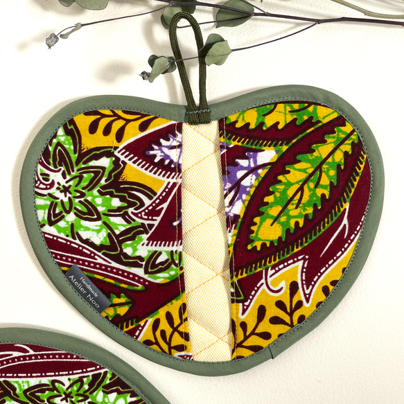 ハート型の鍋掴み２枚組！アフリカンプリント キッチンが華やかになります 3枚目の画像