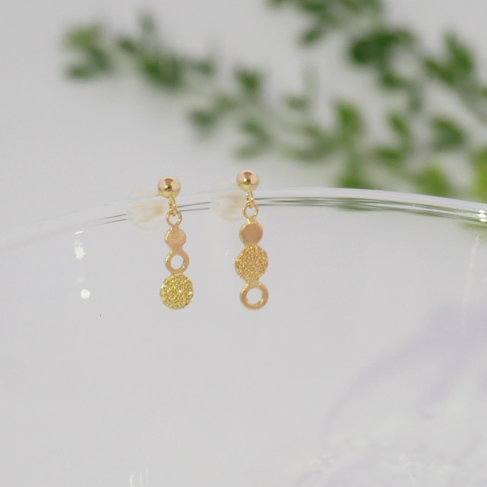 《送料無料》K18 ピアス まる ダイヤタガネ 彫金技法のアシンメトリーデザイン