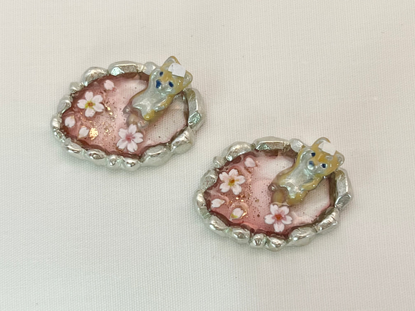 【花と柴犬のピアス/イヤリング】タビシバ　秘湯めぐり〜満開の桜の湯〜 2枚目の画像