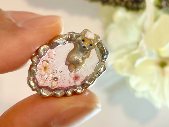 【花と柴犬のピアス/イヤリング】タビシバ　秘湯めぐり〜満開の桜の湯〜 3枚目の画像
