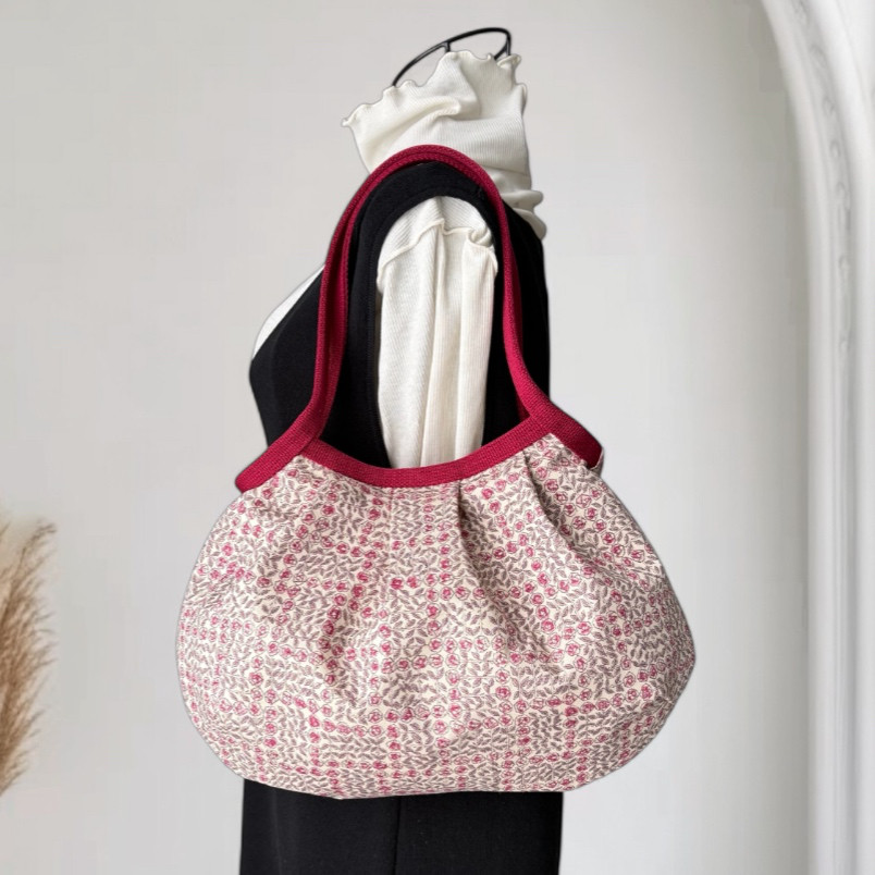 コロンと可愛いショルダーグラニーバッグ　✤リバティ✤ スリーピングローズ　レッド  ◎選べる2サイズ