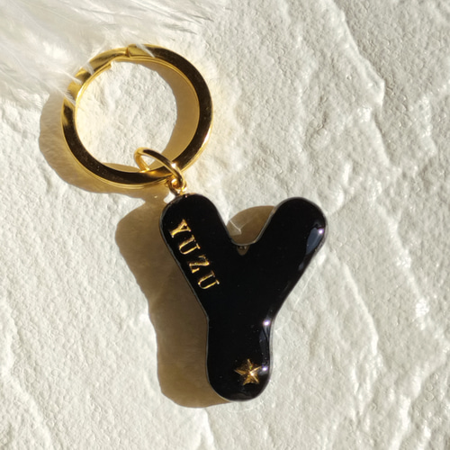 名前入り】ブラックのイニシャルレジンキーホルダー☆キーリング