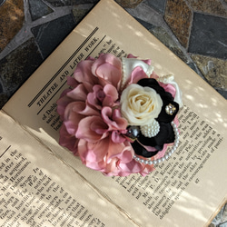 附包裝♡暗粉色大麗花和白玫瑰胸花入學儀式畢業典禮 第1張的照片