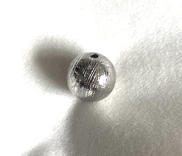 CYA【ギベオン 8.2mm玉 シルバー 粒売】 天然石ビーズ 隕石 現物 本物 7枚目の画像