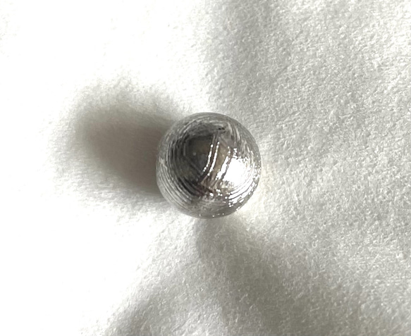 CYA【ギベオン 8.2mm玉 シルバー 粒売】 天然石ビーズ 隕石 現物 本物 3枚目の画像