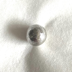CYA【ギベオン 8.2mm玉 シルバー 粒売】 天然石ビーズ 隕石 現物 本物 2枚目の画像