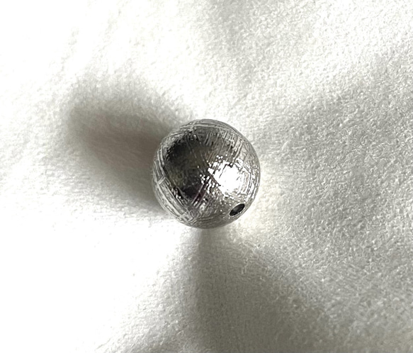 CYA【ギベオン 8.2mm玉 シルバー 粒売】 天然石ビーズ 隕石 現物 本物 6枚目の画像