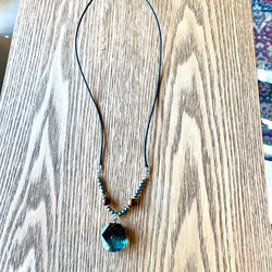 ウッドレジン　ネックレス 3枚目の画像