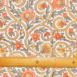 【50cm単位】ホワイトイエローオレンジフラワー　インド　ハンドブロックプリント生地　テキスタイル  コットン 6枚目の画像