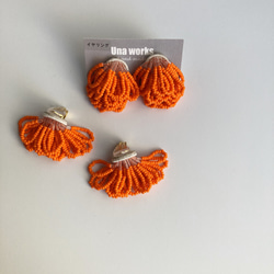 オレンジのフリンジピアス/イヤリング 2枚目の画像