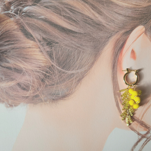 爽やかイエロー ミモザ アシンメトリーピアス ピアス（フープ） jolly 