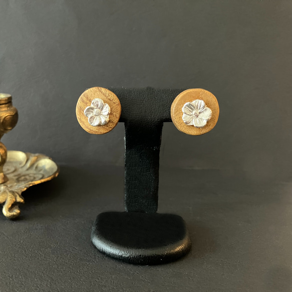 ニオイウツギの花のピアス - stud earrings 3枚目の画像