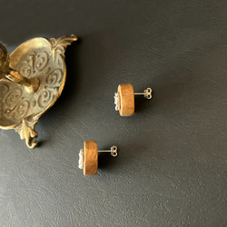 ニオイウツギの花のピアス - stud earrings 2枚目の画像