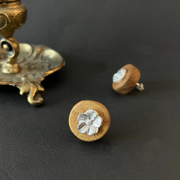 ニオイウツギの花のピアス - stud earrings 1枚目の画像