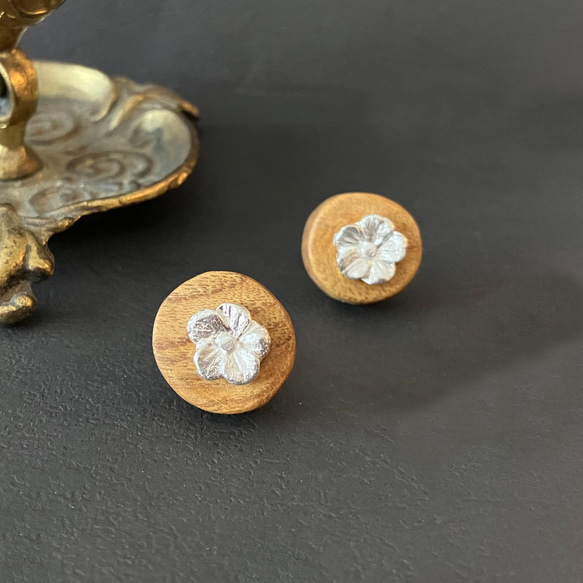 ニオイウツギの花のピアス - stud earrings 4枚目の画像