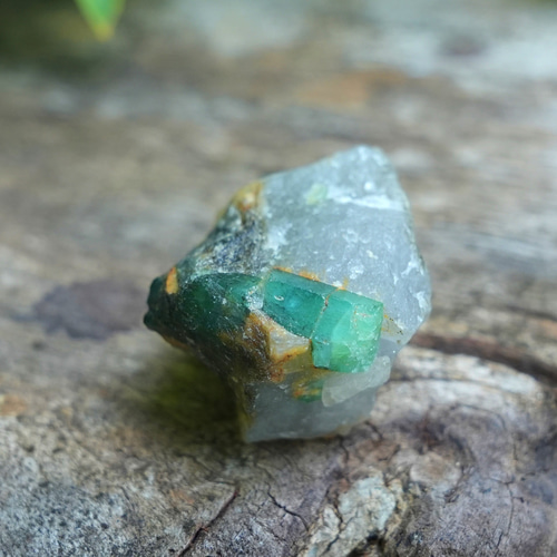 大きな四角☆エメラルド原石s705 天然石 Funky garuda stone 大きな四角☆エメラルド原石s705 天然石 Funky garuda stone