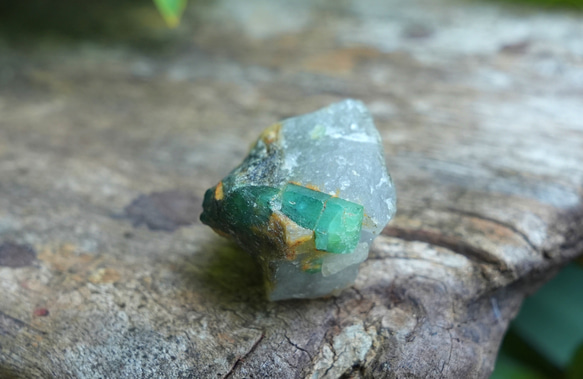 大きな四角☆エメラルド原石s705 天然石 Funky garuda stone
