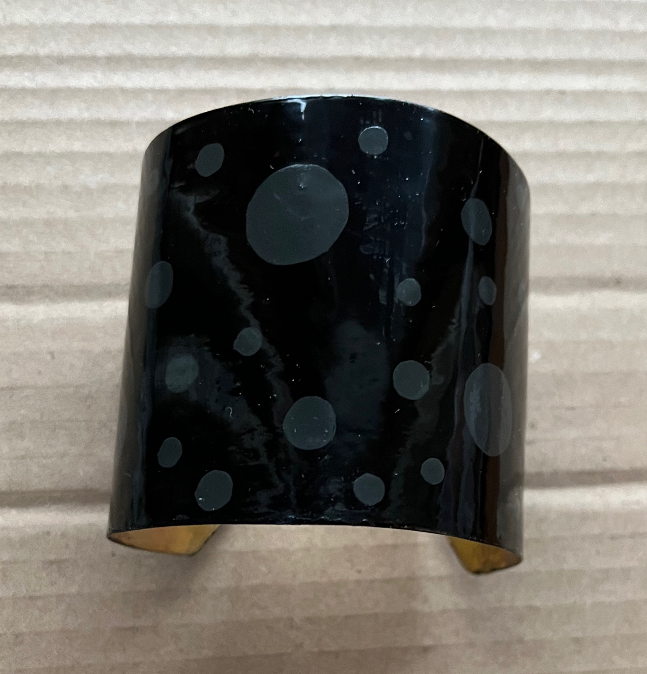 バングル、バンクレッド、幅広ブレスレット、素材は真鍮！黒漆塗り丸玉グレー漆塗り‼︎