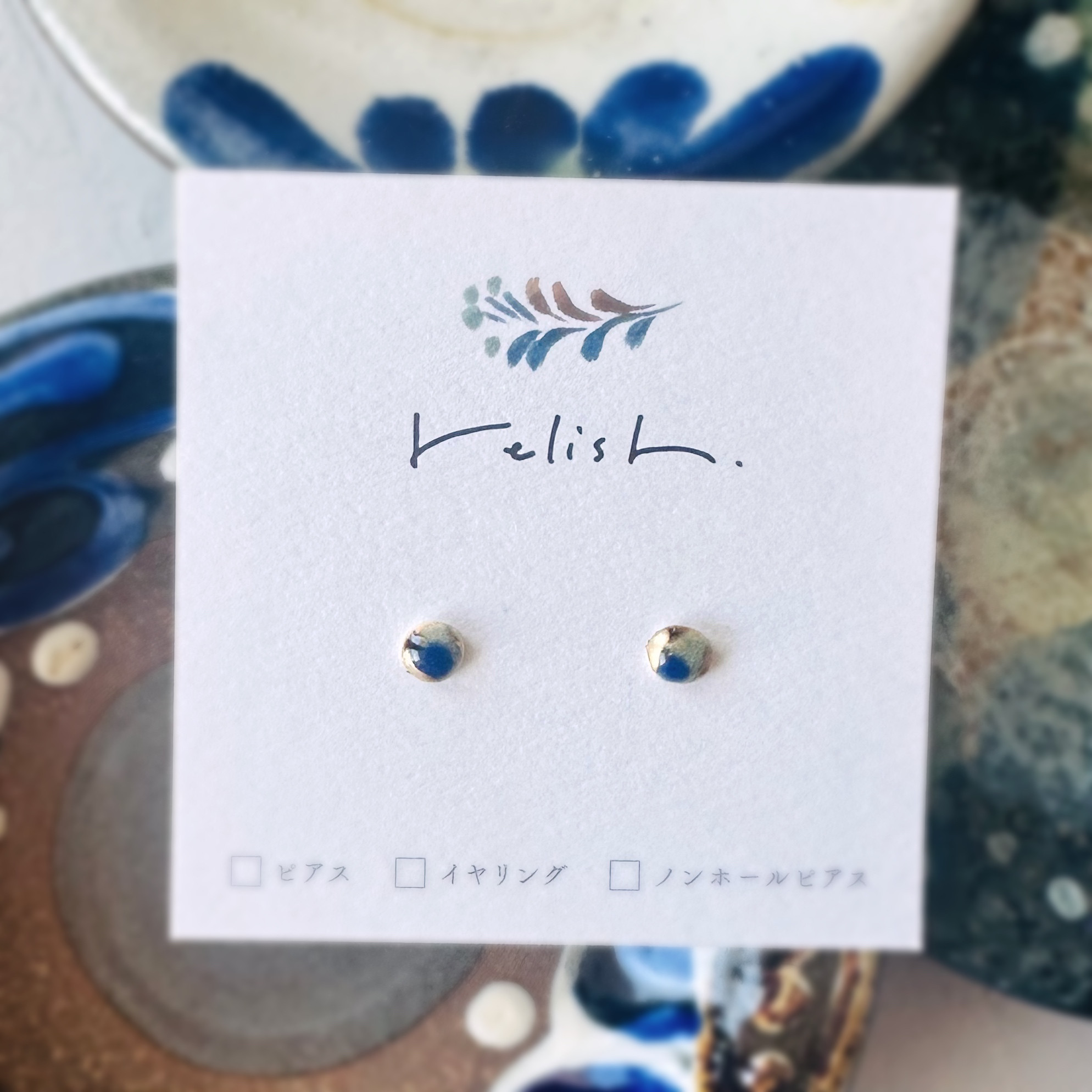 【再販】極小 やちむん 風 金継ぎ 陶器 ピアス ノンホールピアス 小さい 小ぶり シンプル オフィス 瑠璃 金 青 緑