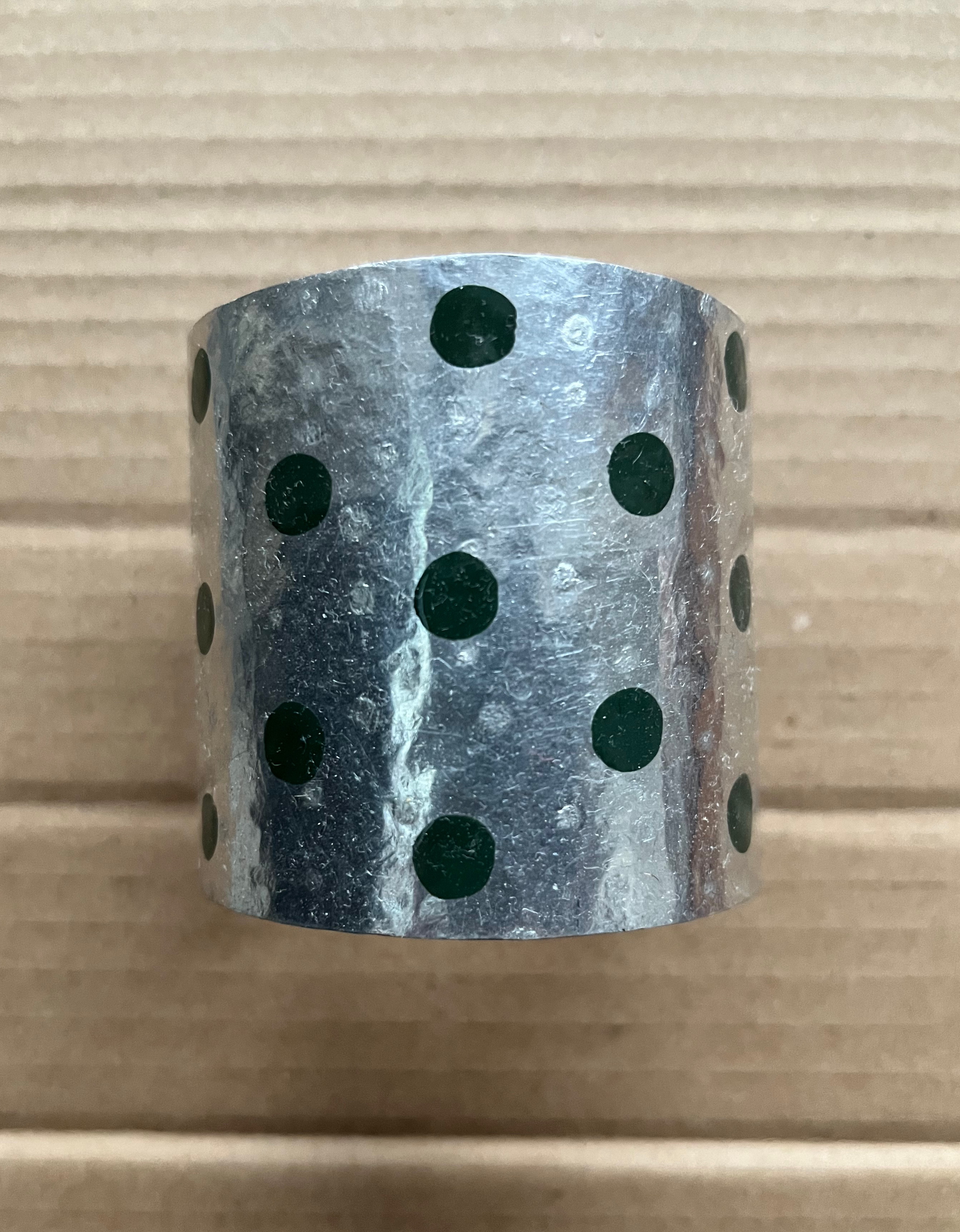 バングル、幅広ブレスレット!アルミ製0.3ミリ　タガネ手叩き、濃い緑色漆塗り丸玉付き‼︎