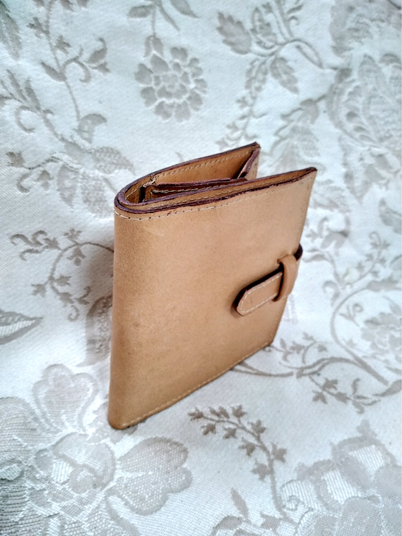 ヌメ革の二つ折り財布 7枚目の画像