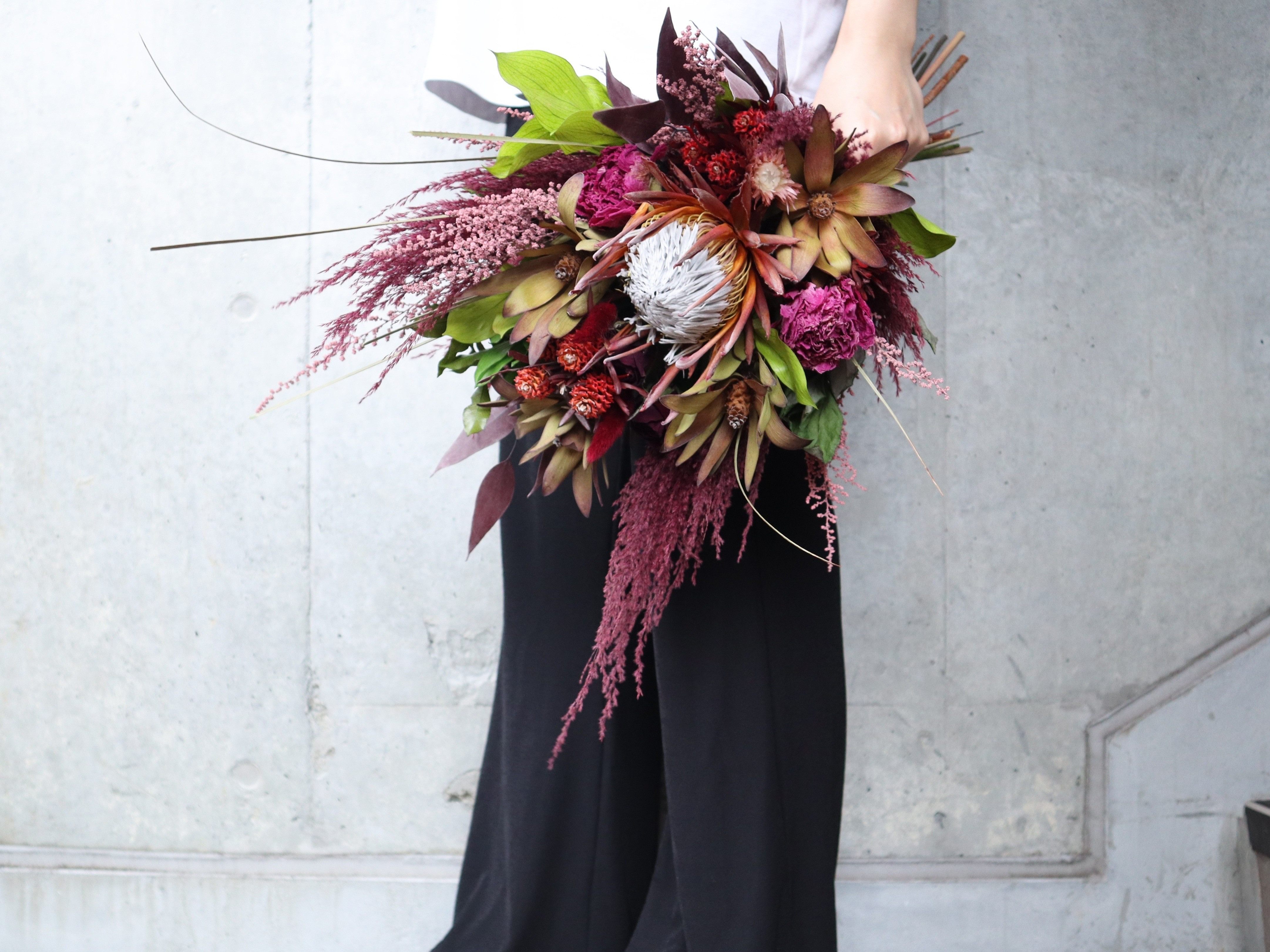 【人気】ふわふわ春の風を運ぶワインパンパスとプロテアの個性派ブーケ ドライフラワー ウェディングブーケ