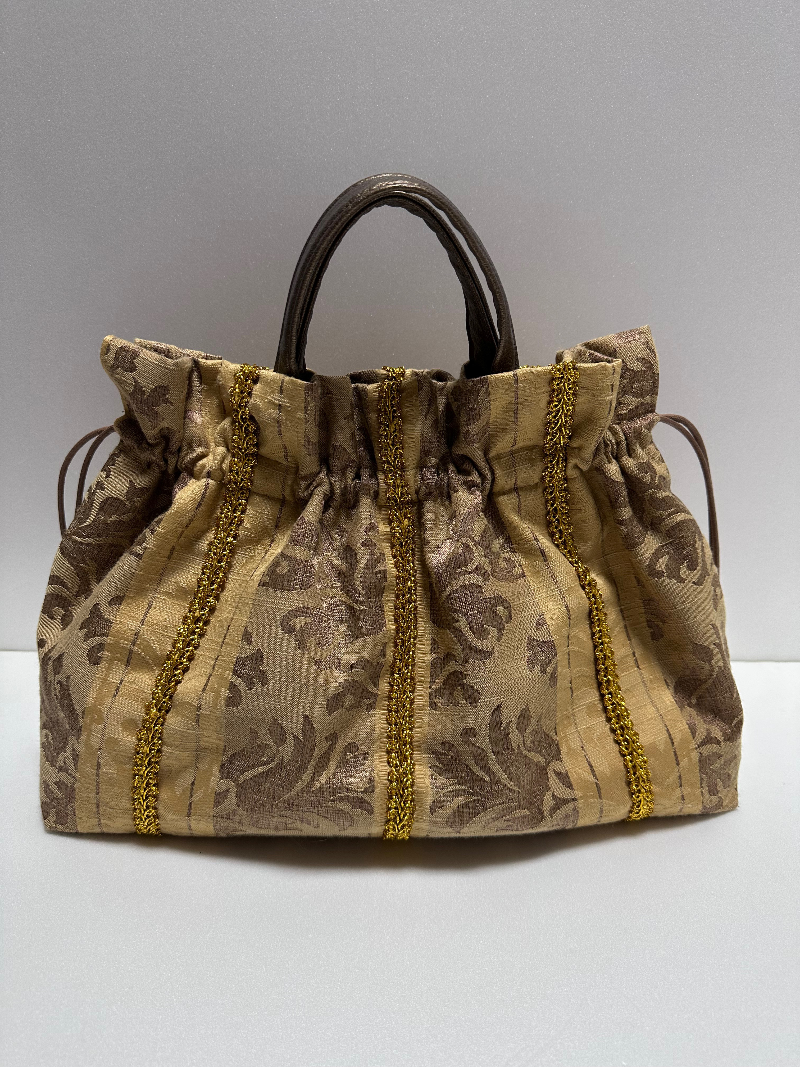 ゴールドダマスクの巾着トート