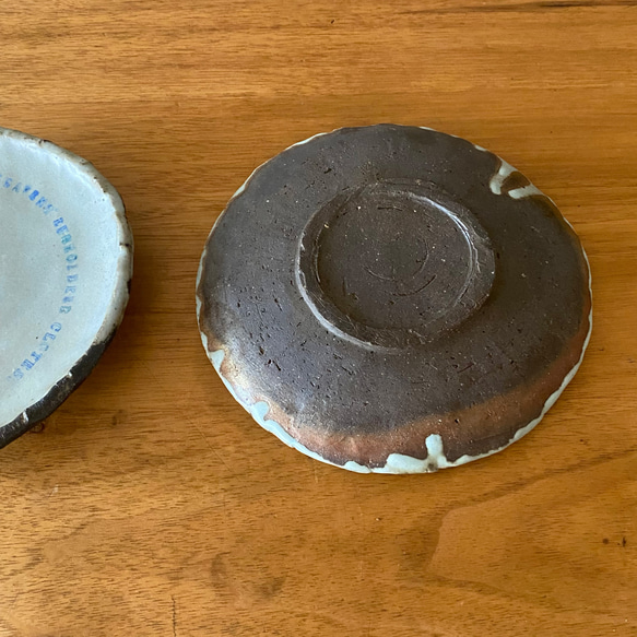 プレート / ブルーの陶器　皿 x２枚 6枚目の画像