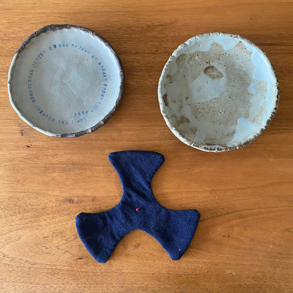 プレート / ブルーの陶器　皿 x２枚 3枚目の画像