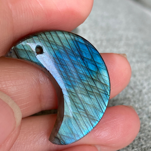 ♢売約済み♢青い月 三日月シェイプ ラブラドライト PVCレザー