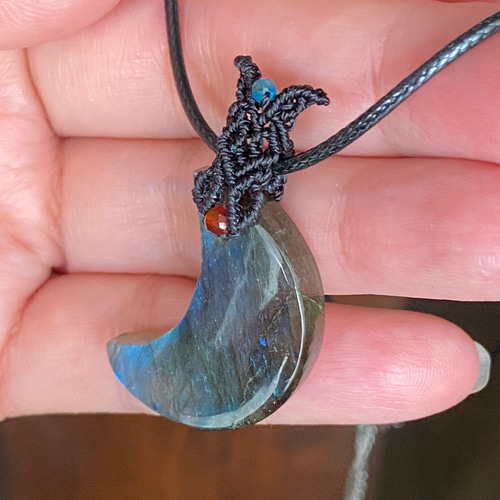 ♢売約済み♢青い月 三日月シェイプ ラブラドライト PVCレザー